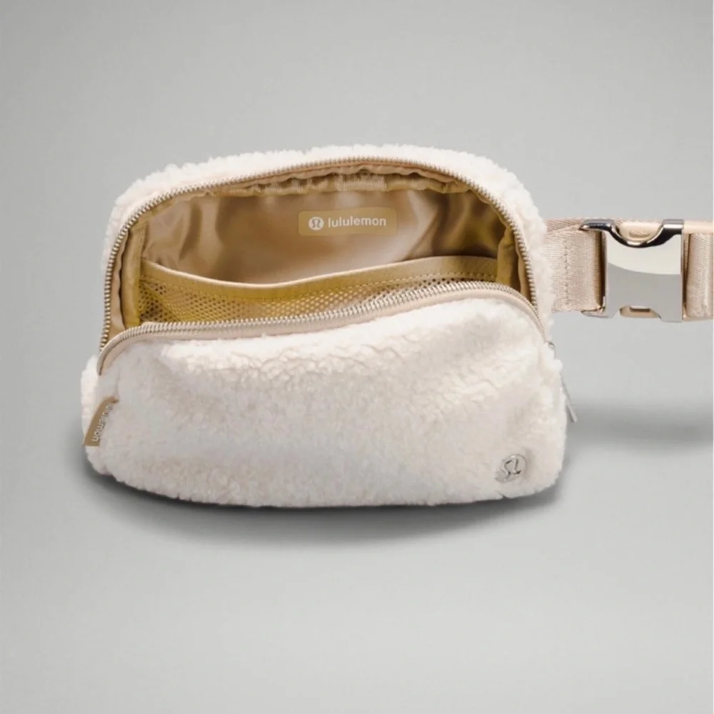Lululemon Everywhere Belt Bag Fleece white ivory - Picture 2 of 6